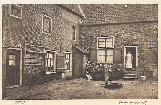 Het Slot en omgeving0003, Oude Brouwerij. 1931.jpg - De Brouwerij herinnert aan de tijd, dat er in Zeist bier gebrouwen werd. De gebouwen aan de Brouwerij hadden vroeger een hele andere bestemming, want na de bouw van het Slot dienden zij als stal en koetshuis. Gebouwd tussen 1678-1686 gelijker tijd met het Slot. Op de Brouwerij woonde wel 12 gezinnen en in 1942 waren dat er nog maar 5 gezinnen. Gezicht op de binnenplaats van de oude Brouwerij met op nr. 16 mevrouw Emelaar. Die eigenlijk op 18 woonde, want nr. 16 en 20 waren vanaf 1906 onbewoond. Opname van 1931.